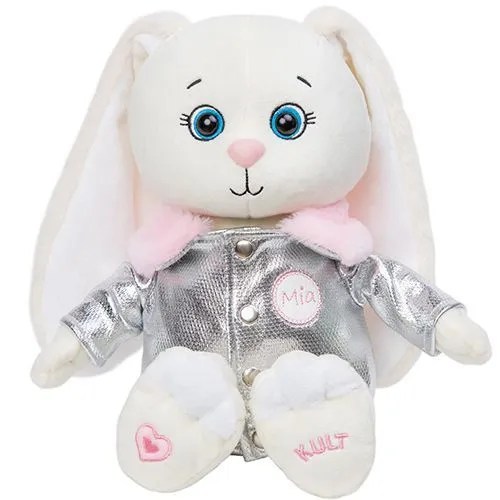 мия в куртке