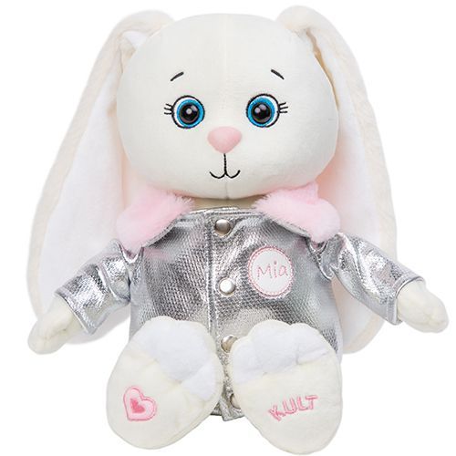 мия в куртке